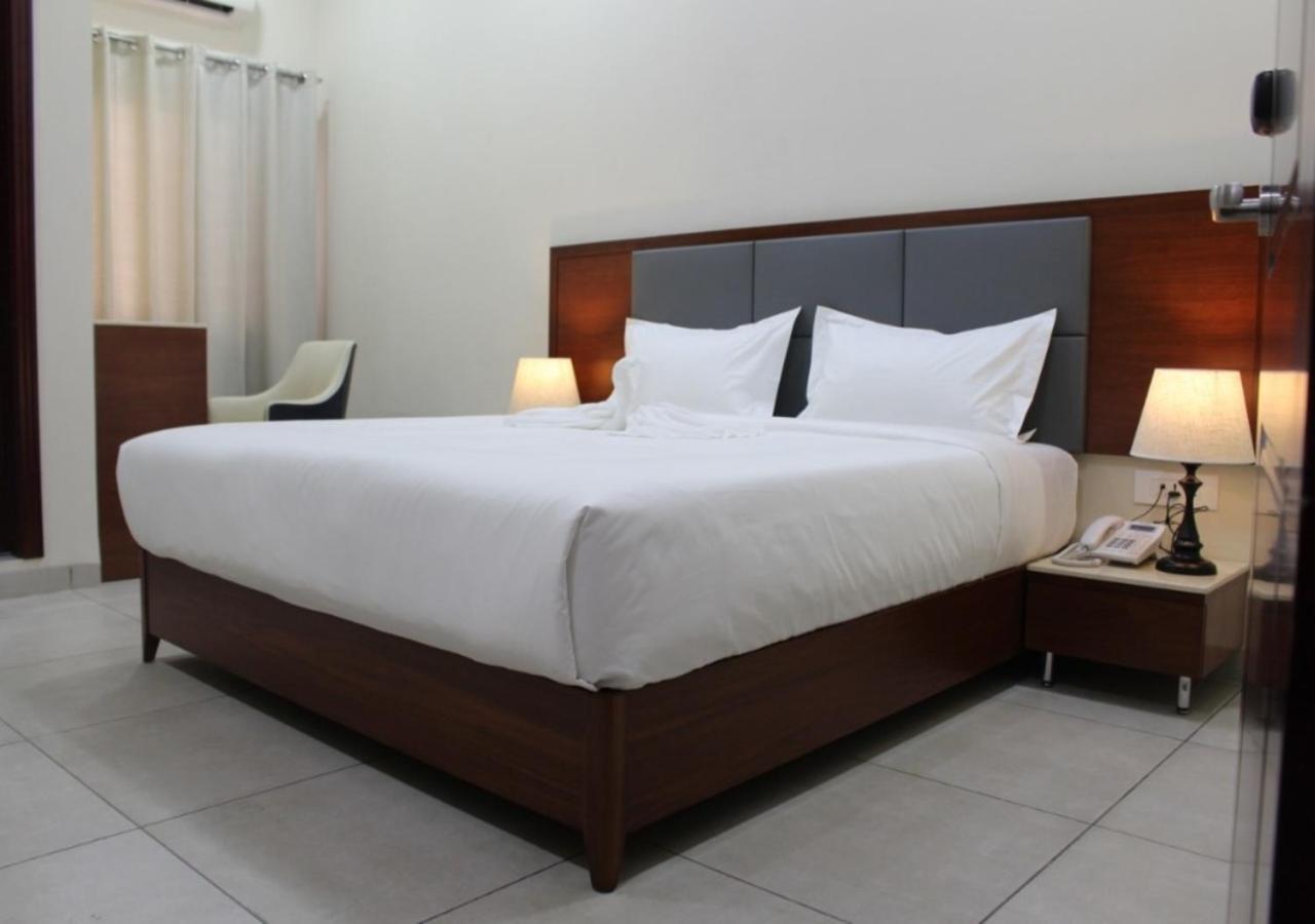 Ixoras Hotel Kinszasa Zewnętrze zdjęcie